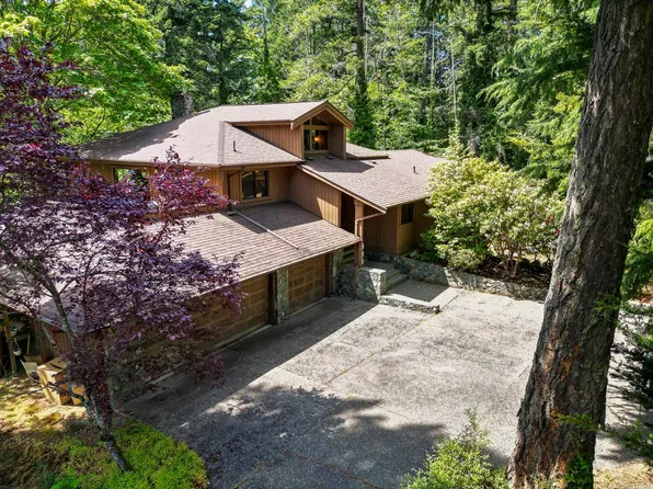 999 Lohbrunner Rd W, Saanich, BC V8X 4K4