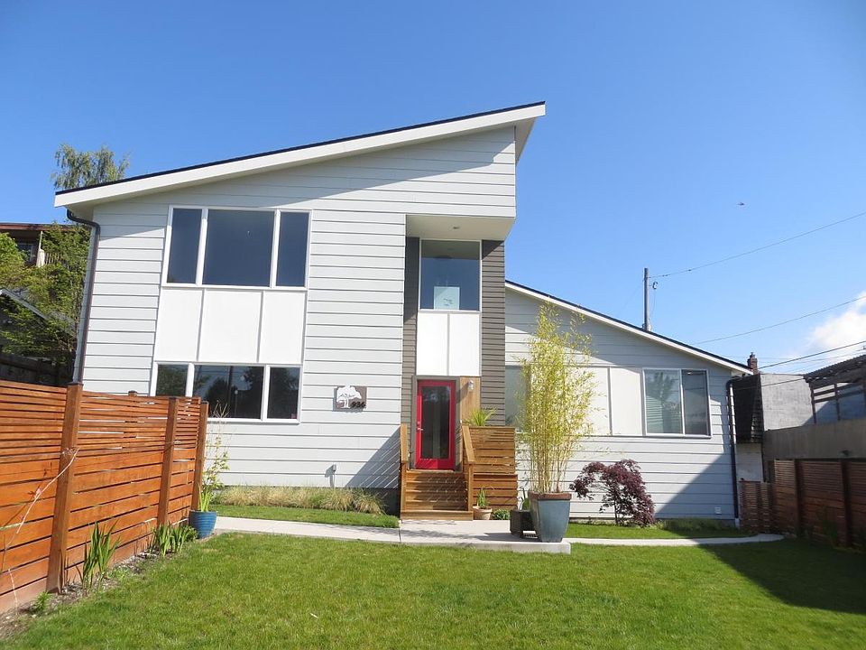 Main House - Studio available via side alley with own entrance.