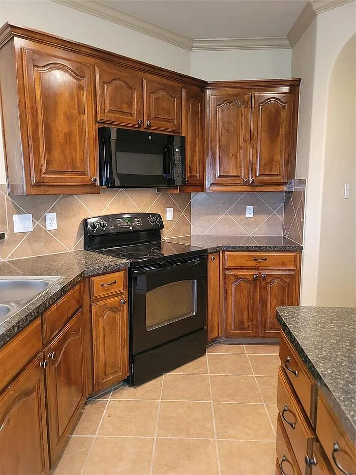 4 bed, 3.0 bath, 2397 sqft, $2,595 — Photo 2