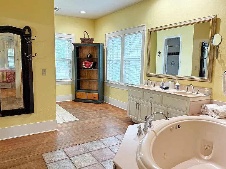 325 W Tonhawa St — Photo 12