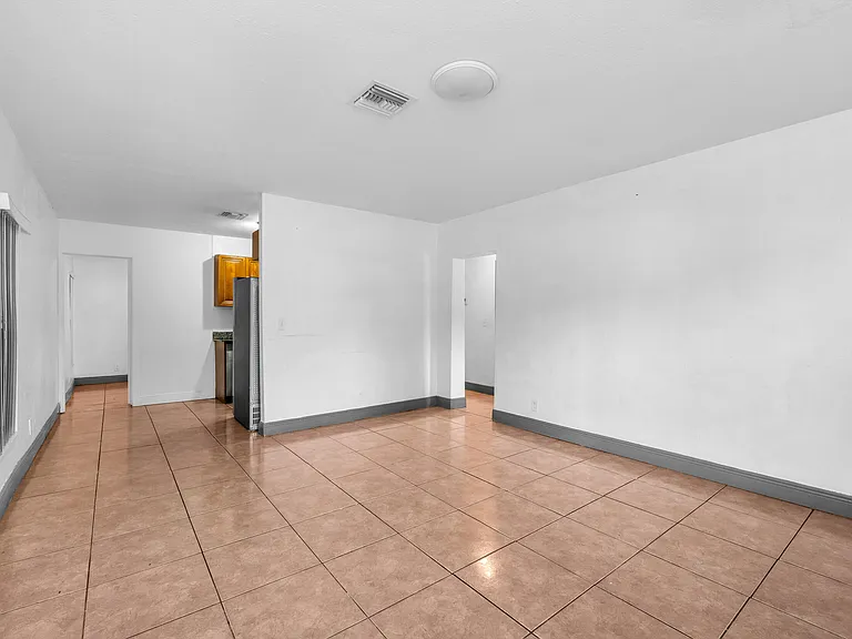 124 SW 10th Ave — Photo 3