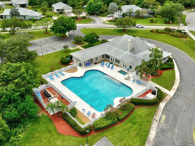 601 NE Waters Edge Ln — Photo 63