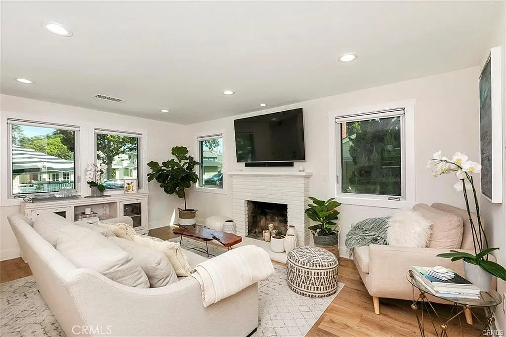 2 bed, 900 sqft, $6,900 — Photo 2