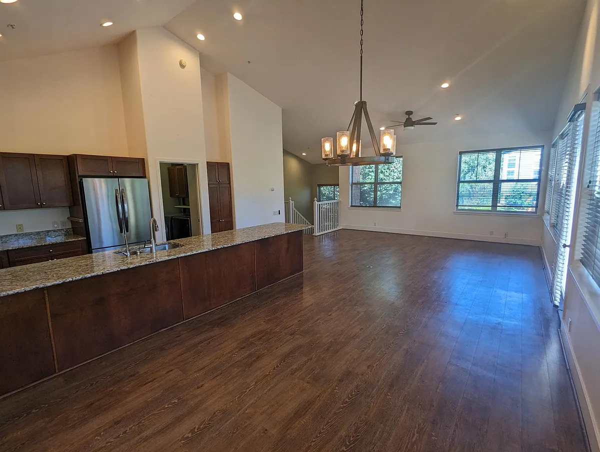 Building Photo - 530 Evans Ct