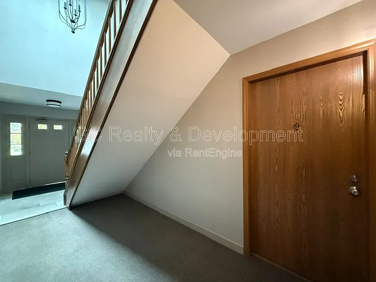 1686 Grosvenor Cir #B — Photo 2