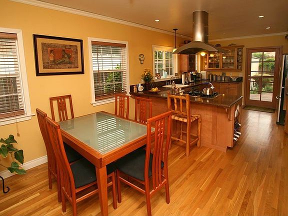 Beautifully Remodeled Kitchen / dining area!