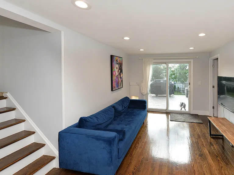 154 Middlesex Ave — Photo 11