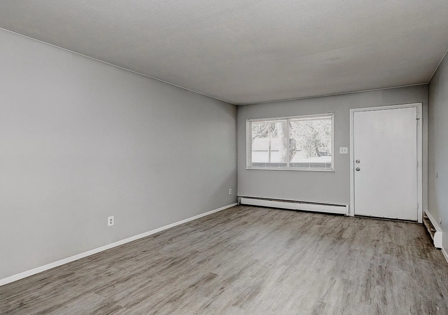 12CORONA1415 — Photo 2