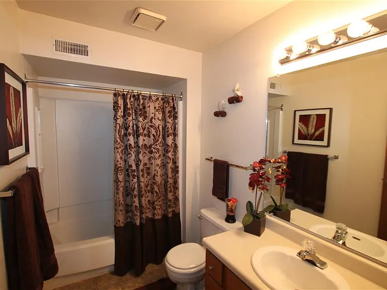Eaglerock Village Apartments — Photo 40