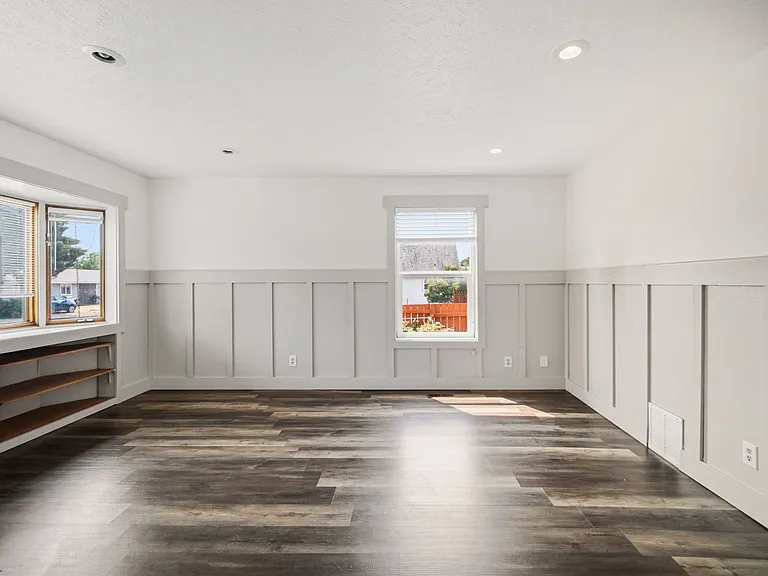 5703 N Regal St — Photo 22