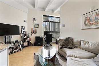 4th image of 12 Stoneholm St #Ph