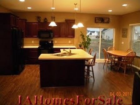 Kitchen - large kitchen island