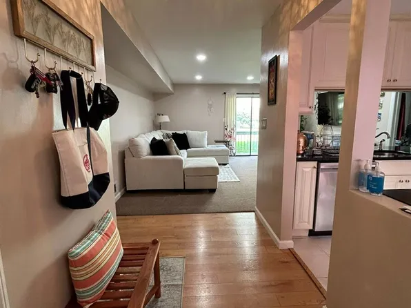814 Woodbridge Commons Way, Iselin, NJ 08830
