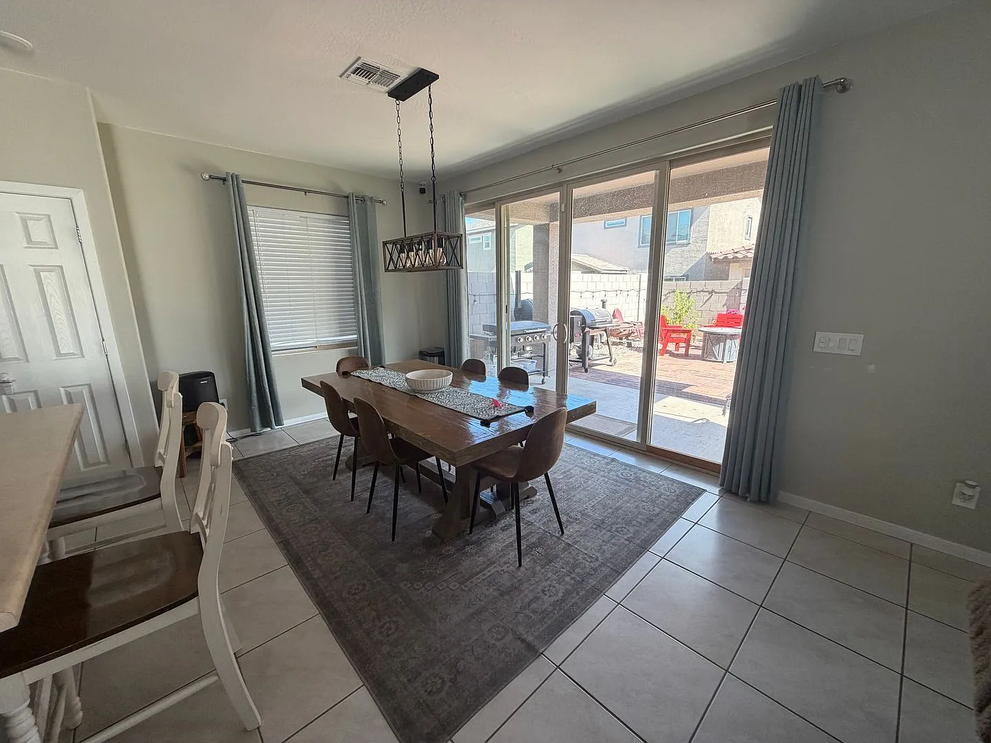 3 bed, 3.0 bath, 1819 sqft, $2,400 — Photo 3