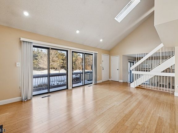 4th image of 18 Woodhill St