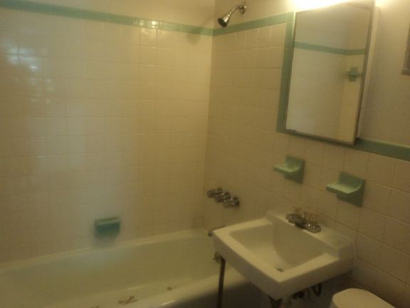 bathroom/tub