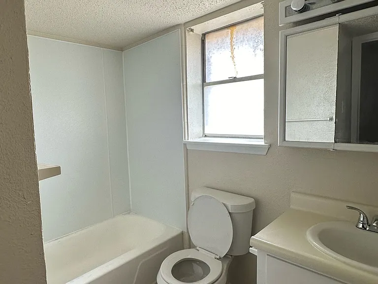 Las Brisas Apartments — Photo 9