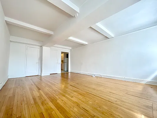 Rented by Manhattan Realty Group | media 17