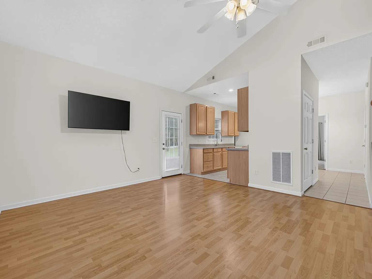 3 bed, 2.5 bath, 1367 sqft, $1,795 — Photo 3