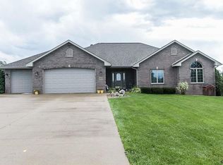 8020 Raphael Dr, Dubuque, IA 52003