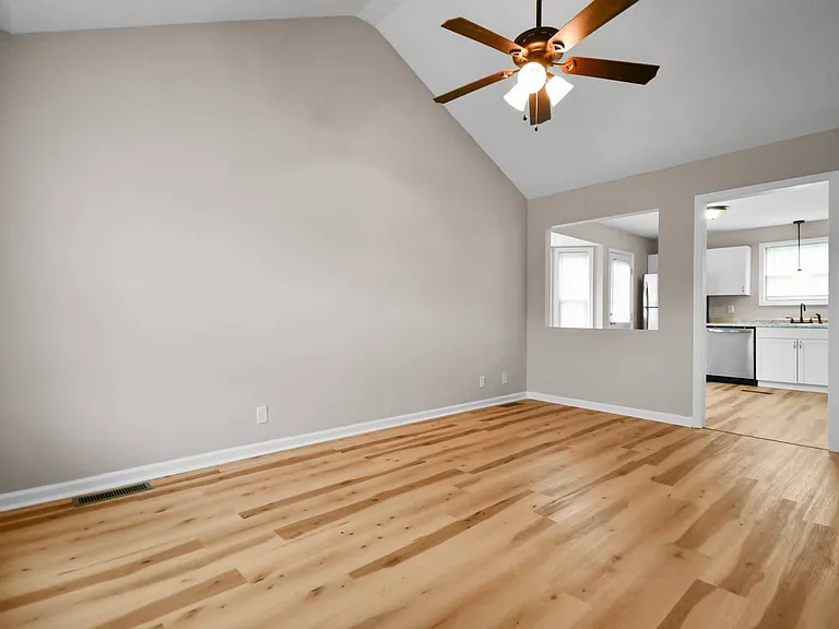 134 Monarch Ln — Photo 2