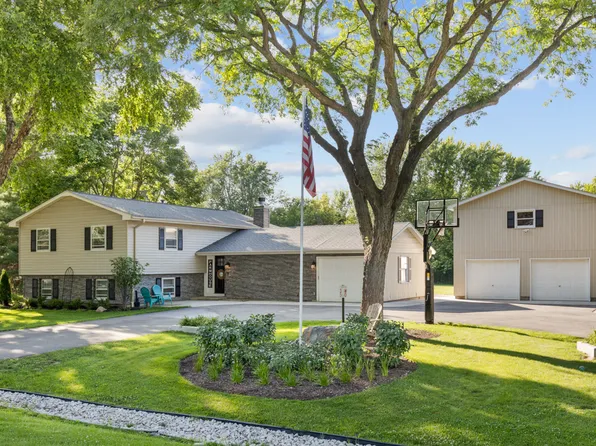 39W560 Hemlock Dr, St Charles, IL 60175