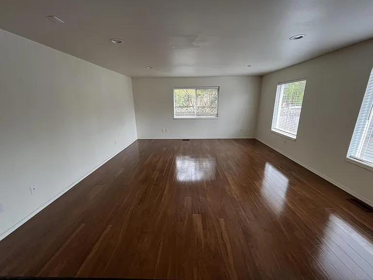 103 E Grand St — Photo 4