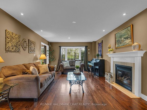 5th image of 34 Crompton Dr