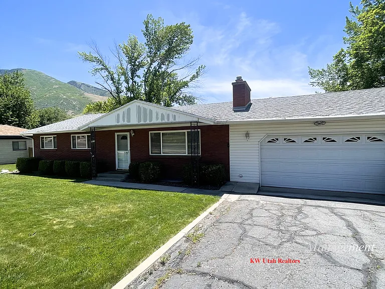 1498 E Pioneer Rd — Photo 2