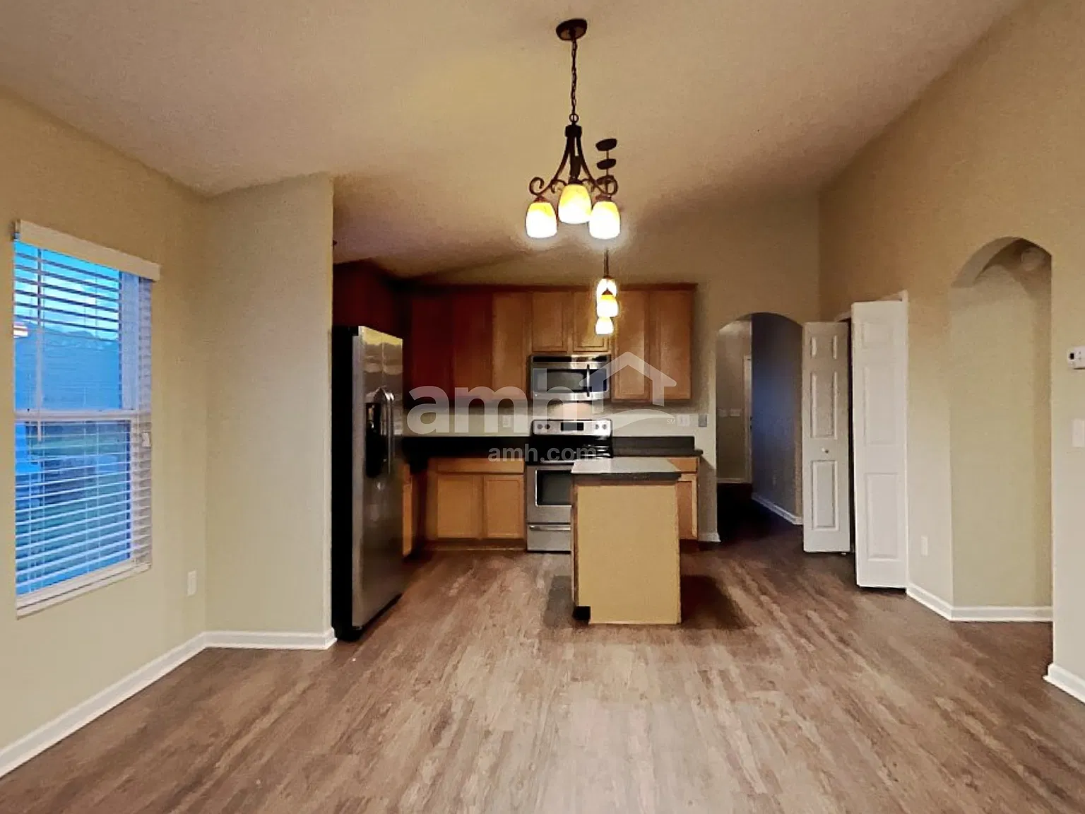 4 bed, 2.0 bath, 1924 sqft, $2,070 — Photo 3