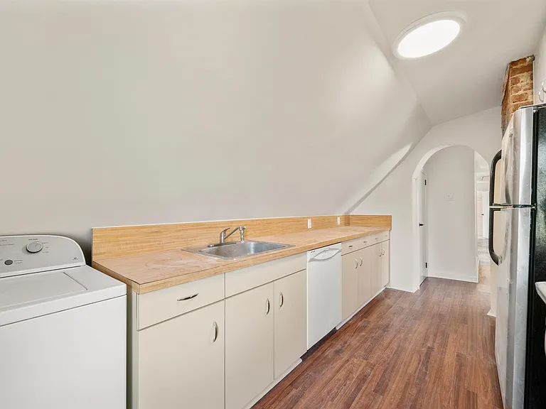 8 Cooper Pl #3 — Photo 4
