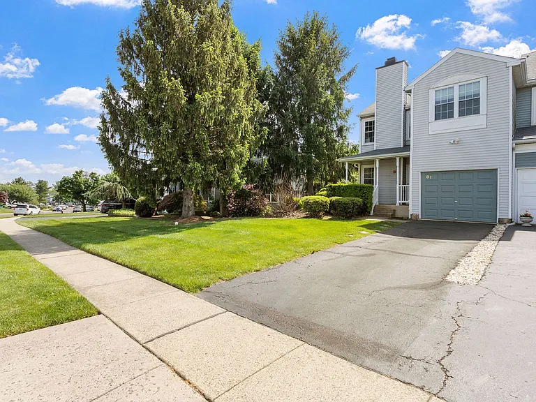 81 Kirkwood Dr — Photo 3
