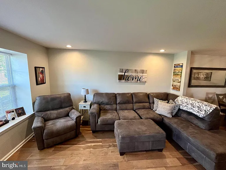 4201 Grenwich Ln — Photo 5