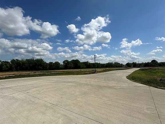3rd image of 1700 Bishop Ln