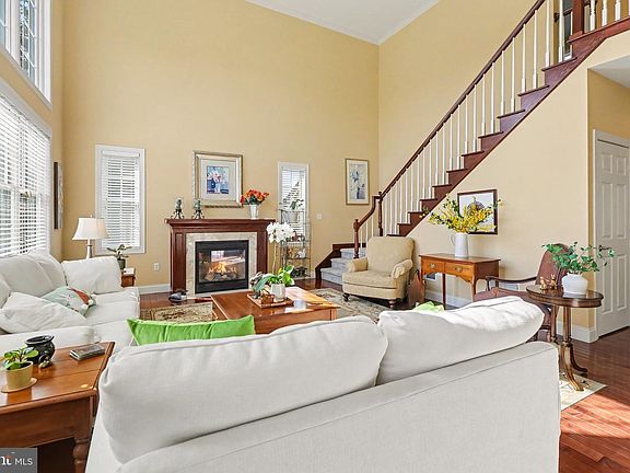 3rd image of 1223 Summit Way