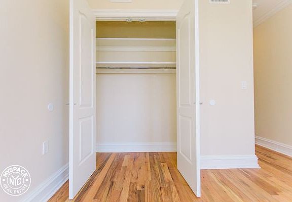 5th image of 251 Irving Ave APT 1R