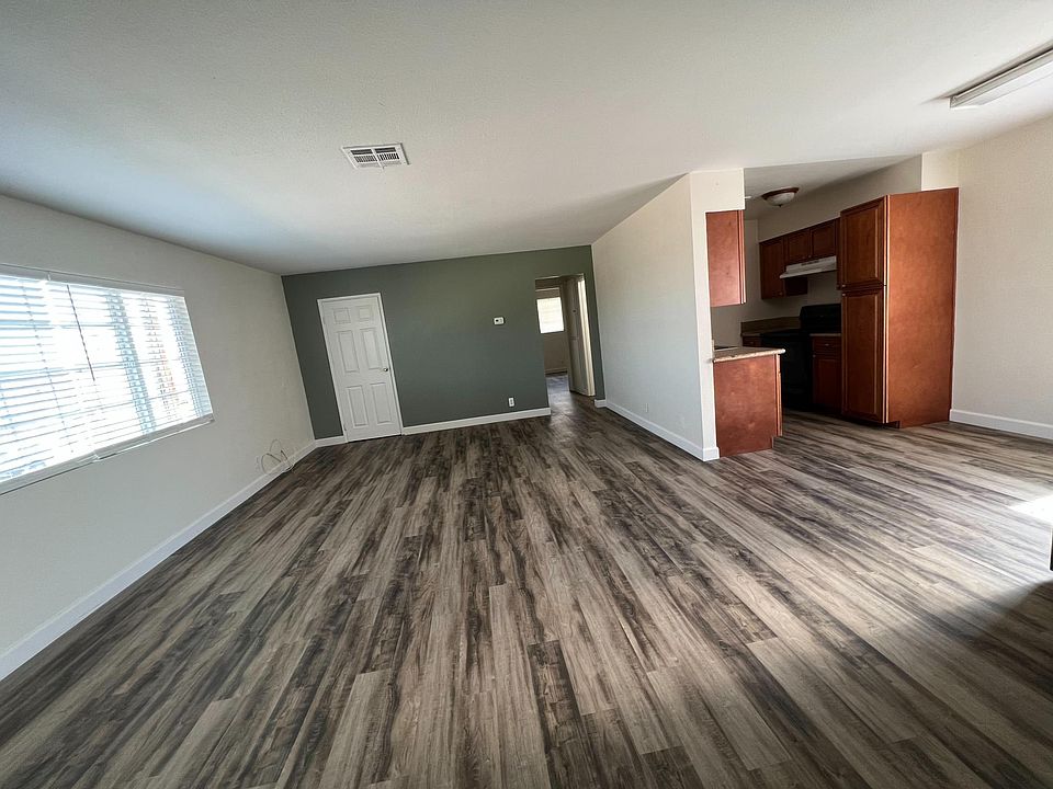 spacious living room w. Accent wall and new 2" vinyl blinds