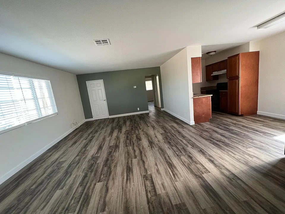 spacious living room w. Accent wall and new 2" vinyl blinds