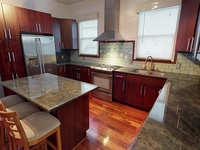 1023 Magnolia St — Photo 3