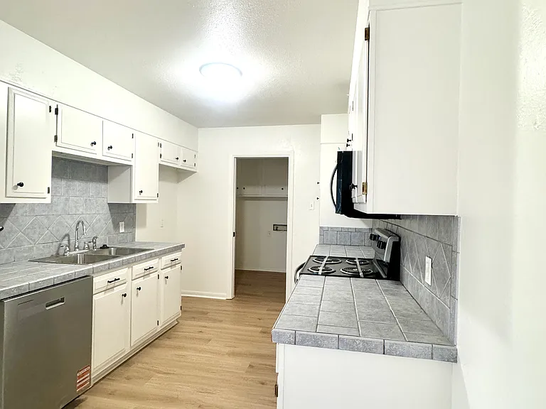 1118 Sunmeadow Dr — Photo 3