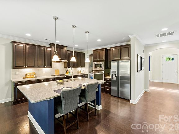 4th image of 220 Kingsdown Ave