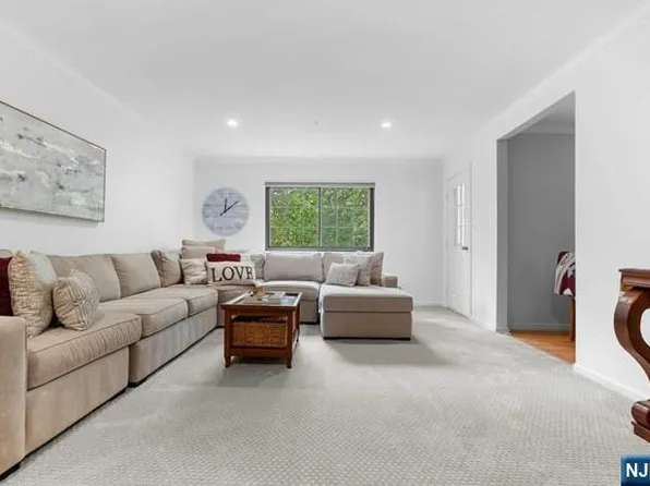 3511 Whittier Ct, Mahwah, NJ 07430