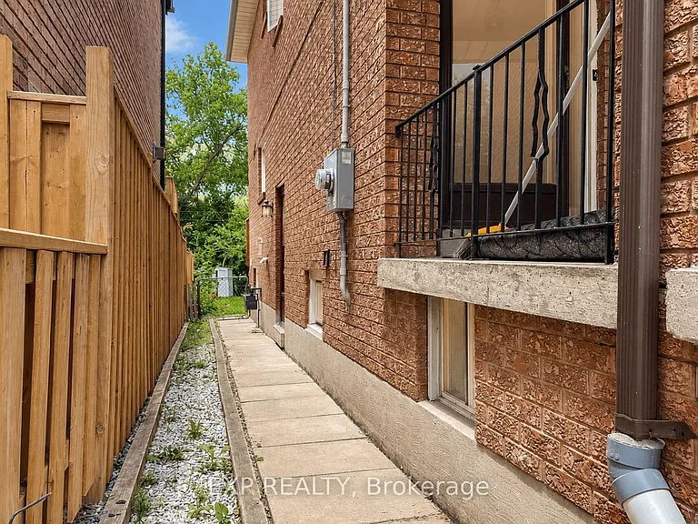 115 Donside Dr #LOWER — Photo 8