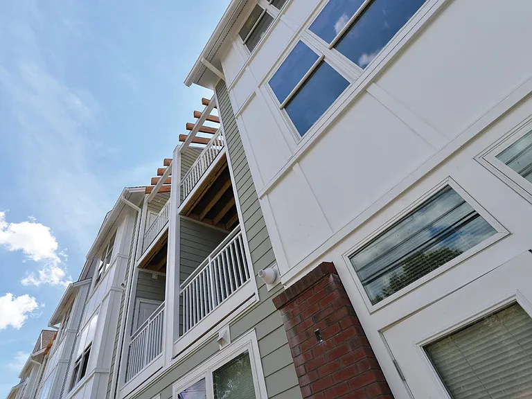 1111 Stratford — Photo 3