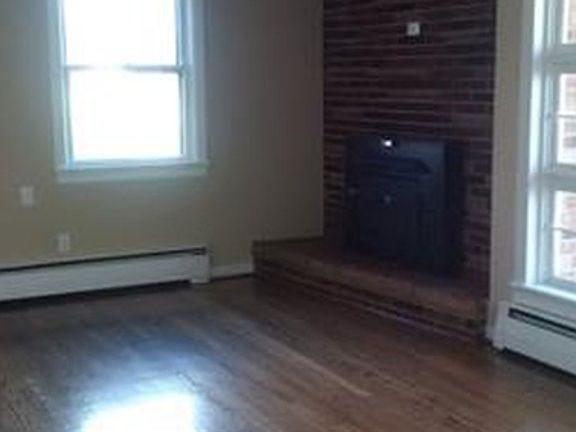 5th image of 605 Akron St