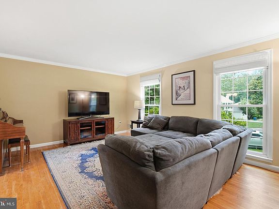 3rd image of 8900 Queen Elizabeth Blvd
