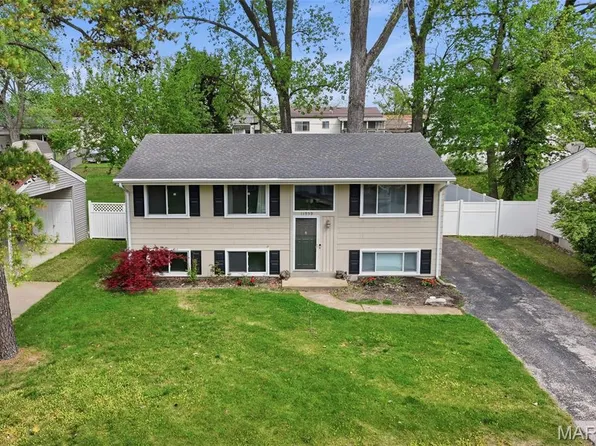 11959 Brookmont Dr, Maryland Heights, MO 63043