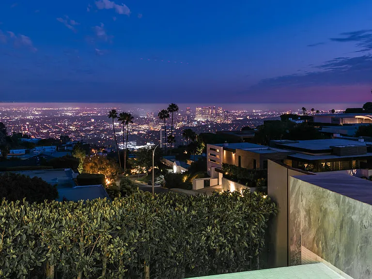 1814 N Doheny Dr — Photo 23