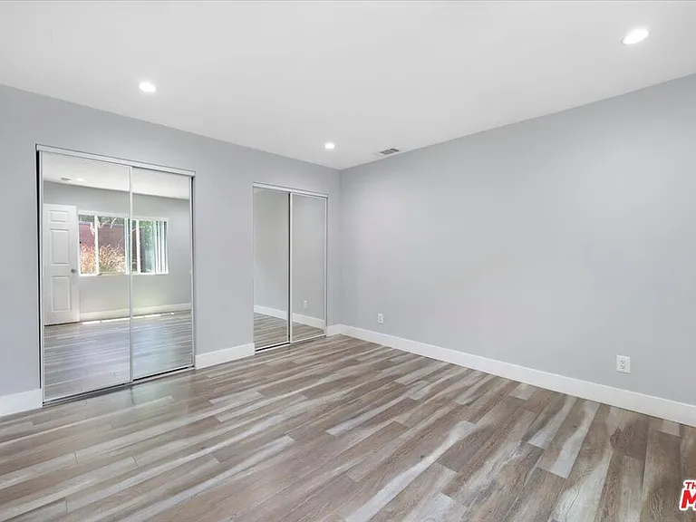 6652 Orion Ave — Photo 12