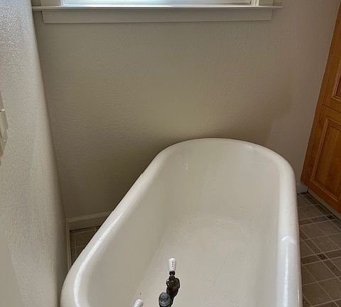 4th image of 2581 Charles Ave #B